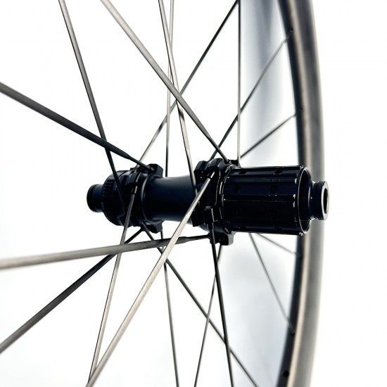 3,5 mm Carbon- mit Edelstahl-Fahrradspeichen für Großloch-Naben, Klingen-Design, gerade gezogen, mit Nippeln 3,5 mm Carbon- mit Edelstahl-Fahrradspeichen für Großloch-Naben, Klingen-Design, gerade gezogen, mit Nippeln
