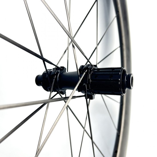 700C 35x31mm Carbon Tubeless Hooked /Hookless Gravel / CX Wheelset with Blade Carbon Spokes 700C 35x31mm Carbon Tubeless Hooked /Hookless Gravel / CX Wheelset with Blade Carbon Spokes
