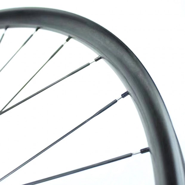 Raggi per Bicicletta in Carbonio + Titanio 3x1.5mm 2,6g, Straight Pull / J-bend, Lunghezza 250mm-307mm Raggi per Bicicletta in Carbonio + Titanio 3x1.5mm 2,6g, Straight Pull / J-bend, Lunghezza 250mm-307mm