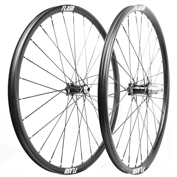Raggi per Bicicletta in Carbonio + Titanio 3x1.5mm 2,6g, Straight Pull / J-bend, Lunghezza 250mm-307mm Raggi per Bicicletta in Carbonio + Titanio 3x1.5mm 2,6g, Straight Pull / J-bend, Lunghezza 250mm-307mm